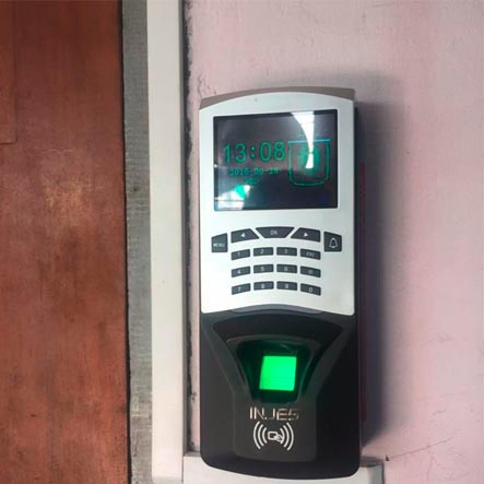 Il kit di controllo degli accessi biometrici wireless viene apprezzato dal responsabile del cliente